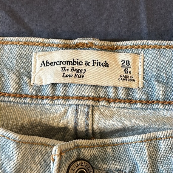 Abercrombie light wash low rise baggy jeans, size 28 (6R) - Picture 6 of 9